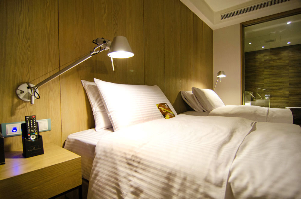 Gogo Hotel Taichung Exterior photo